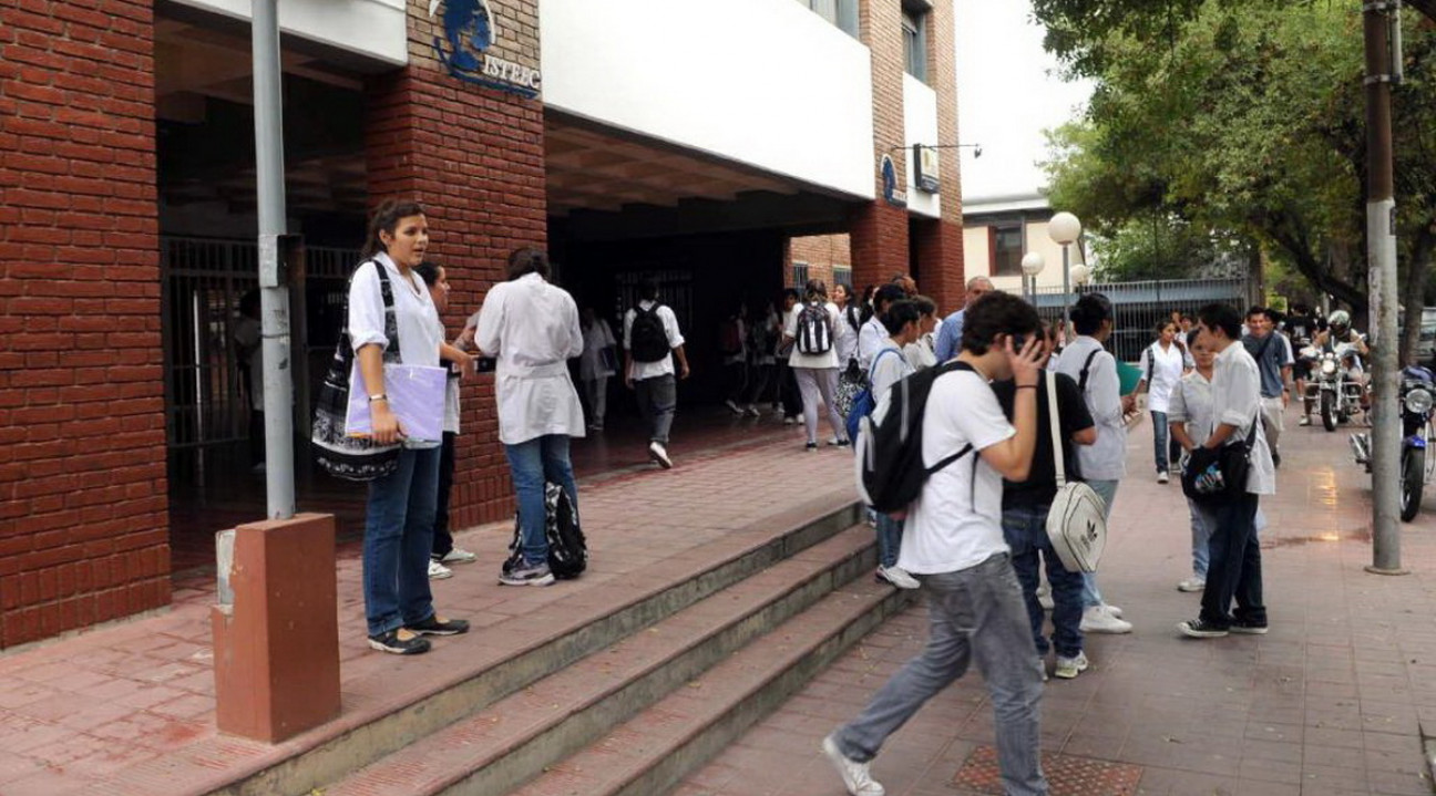 imagen Escenario: clases sin maestros y aumento por decreto