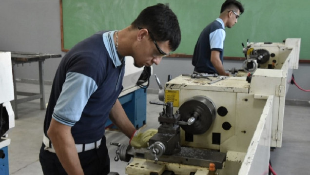 imagen Creció el 15,2% la cantidad de escuelas secundarias técnicas y cursan más mujeres