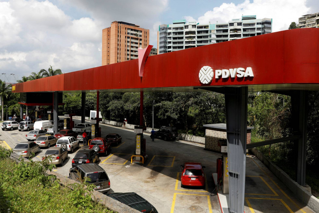 imagen Histórico: ponen tope a la venta de combustible en Venezuela por escasez