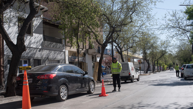 imagen El 80 % de las 200 multas que hace por día Capital son por estacionar en doble fila