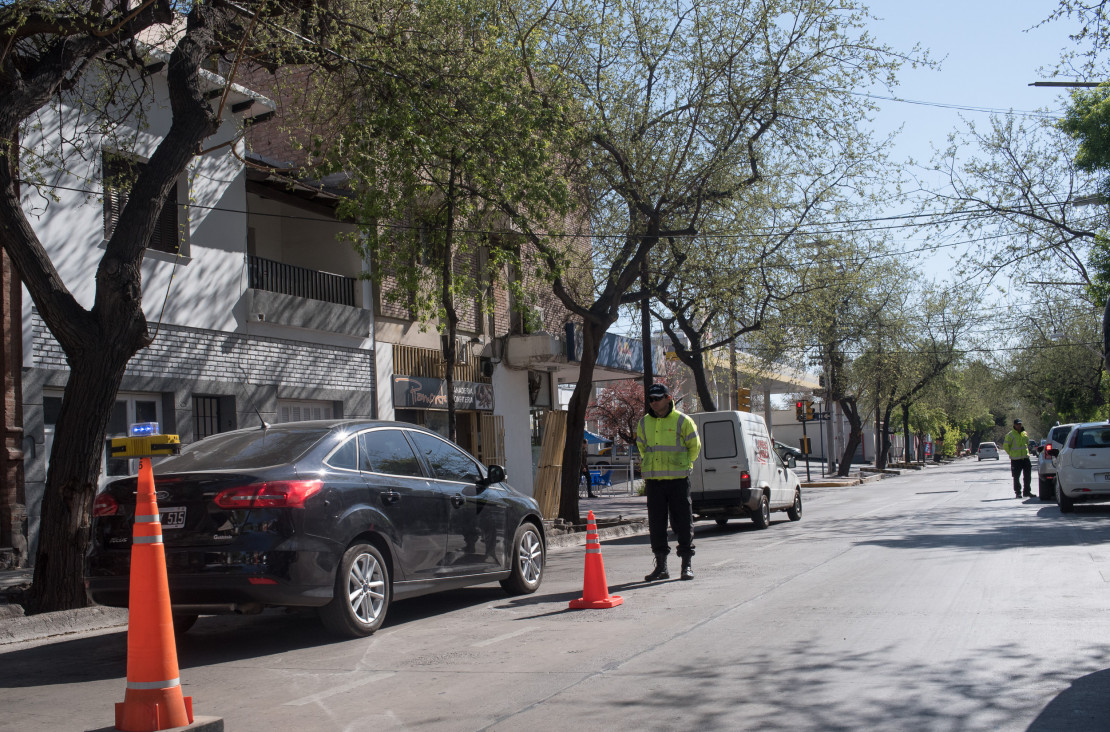 imagen El 80 % de las 200 multas que hace por día Capital son por estacionar en doble fila