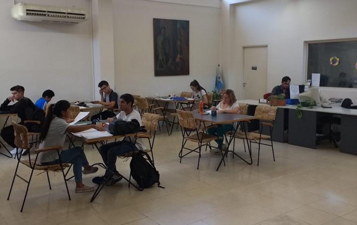 imagen La Biblioteca San Martín florece: con aire, WiFi, más libros y colmada de estudiantes