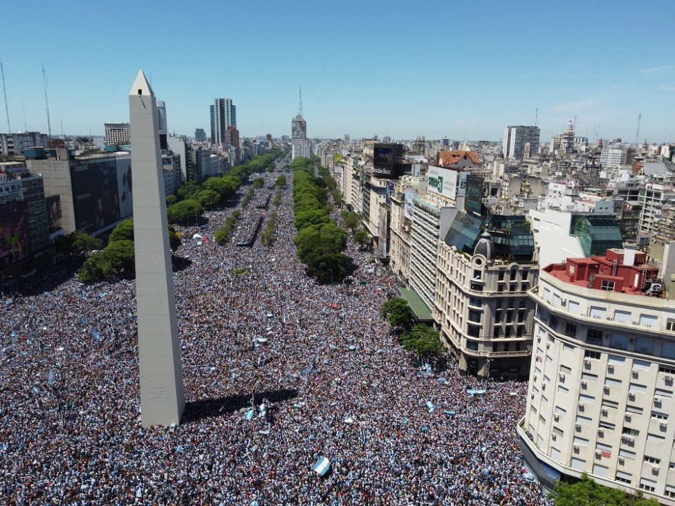 imagen Histórico: más de 4 millones de personas festejaron junto a la caravana de la Selección Argentina