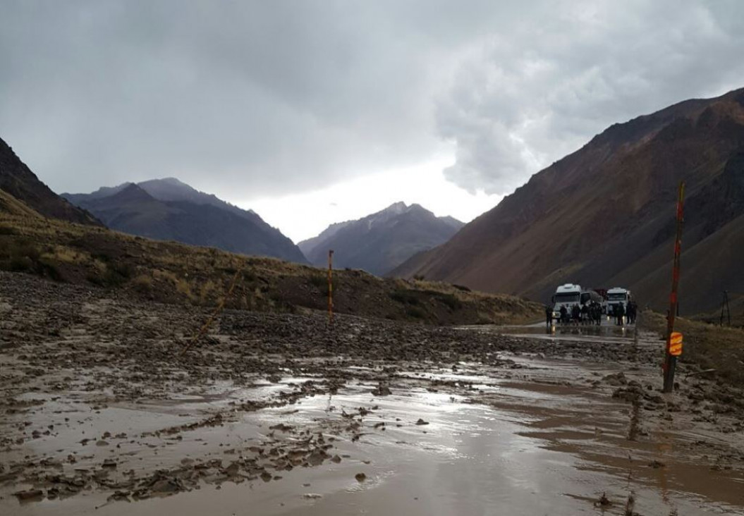 imagen Ruta a Chile cortada por alud de piedras y barro