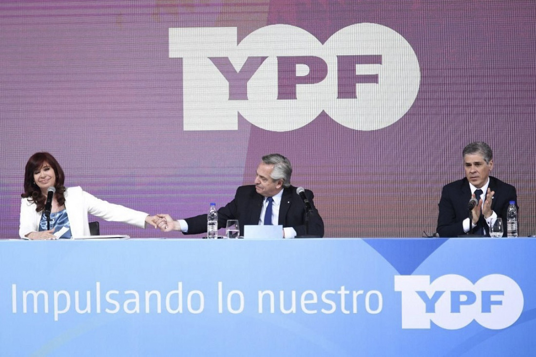 imagen "Administrar tensiones": Alberto Fernández y Cristina Fernández, juntos por los 100 años de YPF