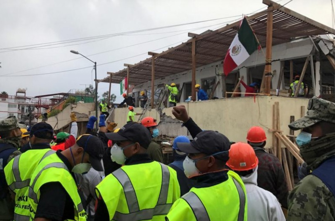 imagen El puño cerrado en alto por Frida