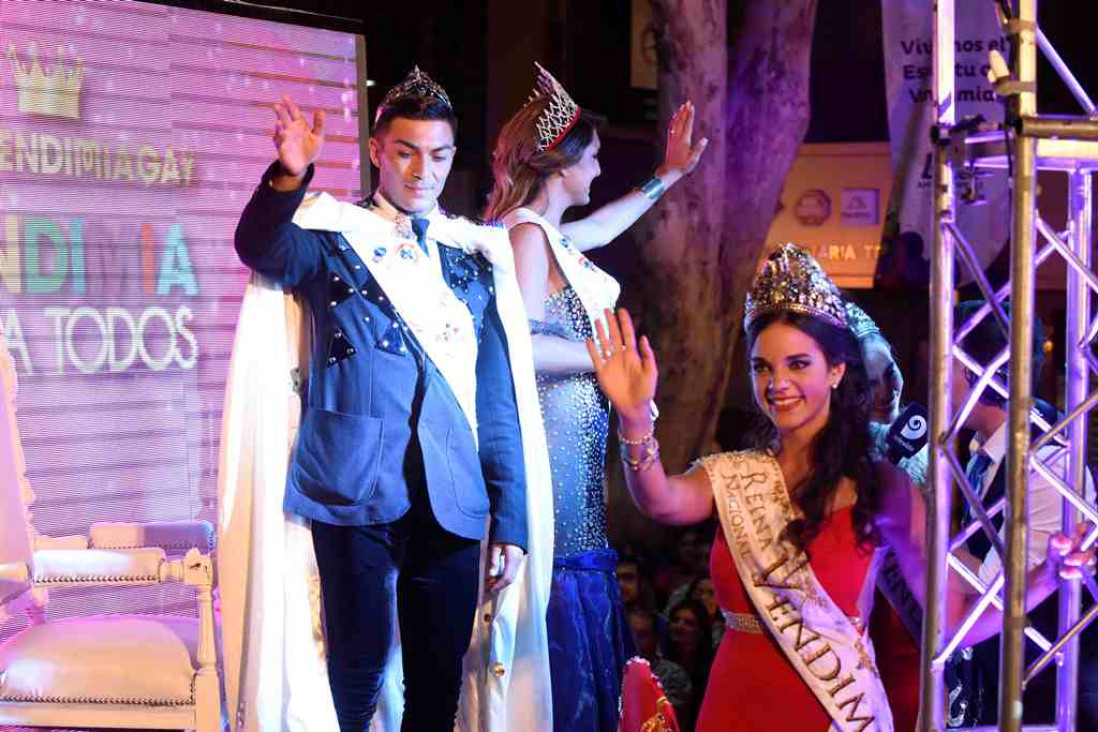 imagen Por primera vez, los reyes de la Vendimia Gay desfilaron en un carro