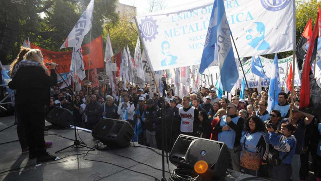 imagen A la par de Cornejo, gremios y organizaciones sociales hicieron su discurso