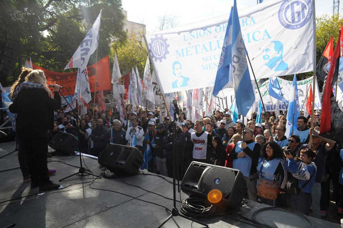 imagen A la par de Cornejo, gremios y organizaciones sociales hicieron su discurso