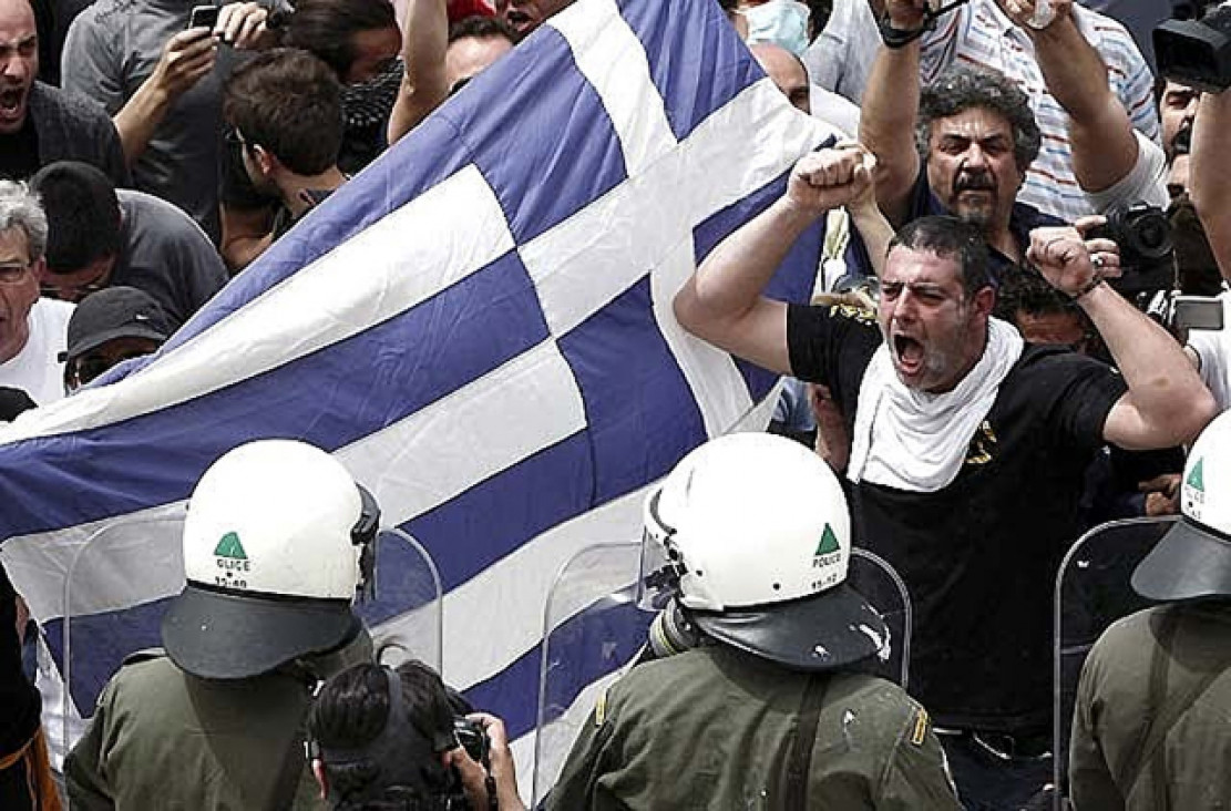 imagen Para evitar el default, Grecia despedirá a 20 mil empleados públicos