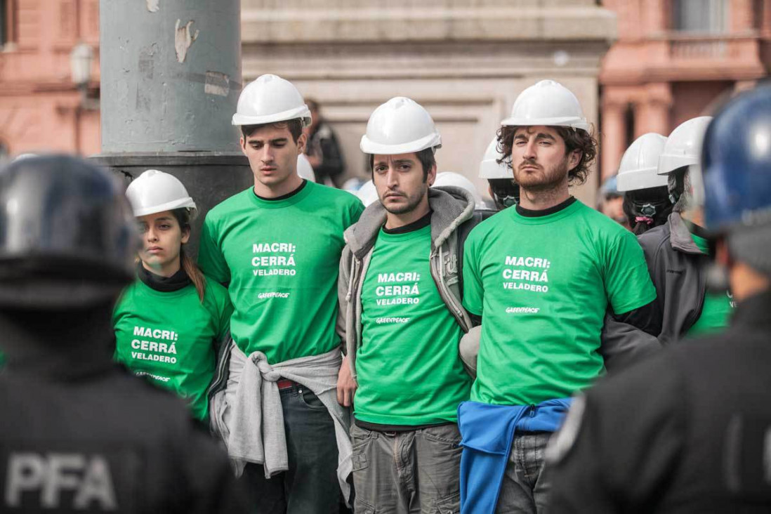 imagen Greenpeace le pegó a Bergman por Veladero