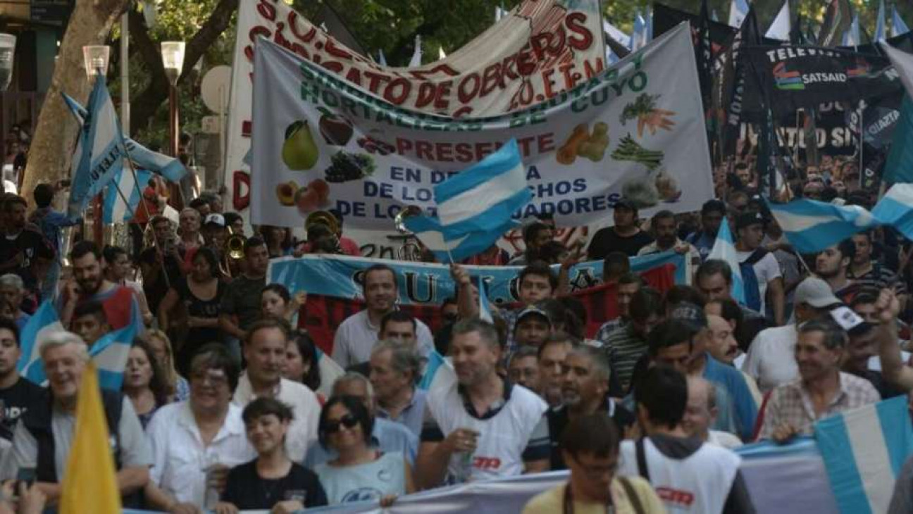 imagen Marchas en Mendoza contra las reformas de Macri y Cornejo 