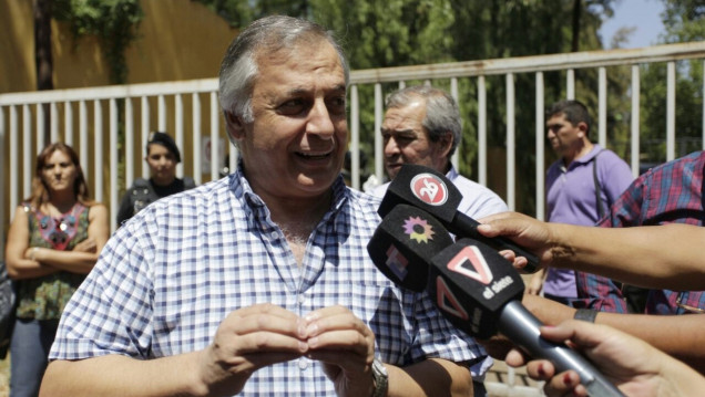 imagen Gullé: "Los colectivos andan a mil por la demora en Aduana"