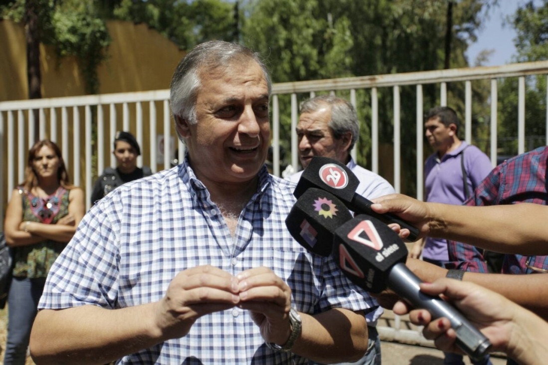 imagen Gullé: "Los colectivos andan a mil por la demora en Aduana"