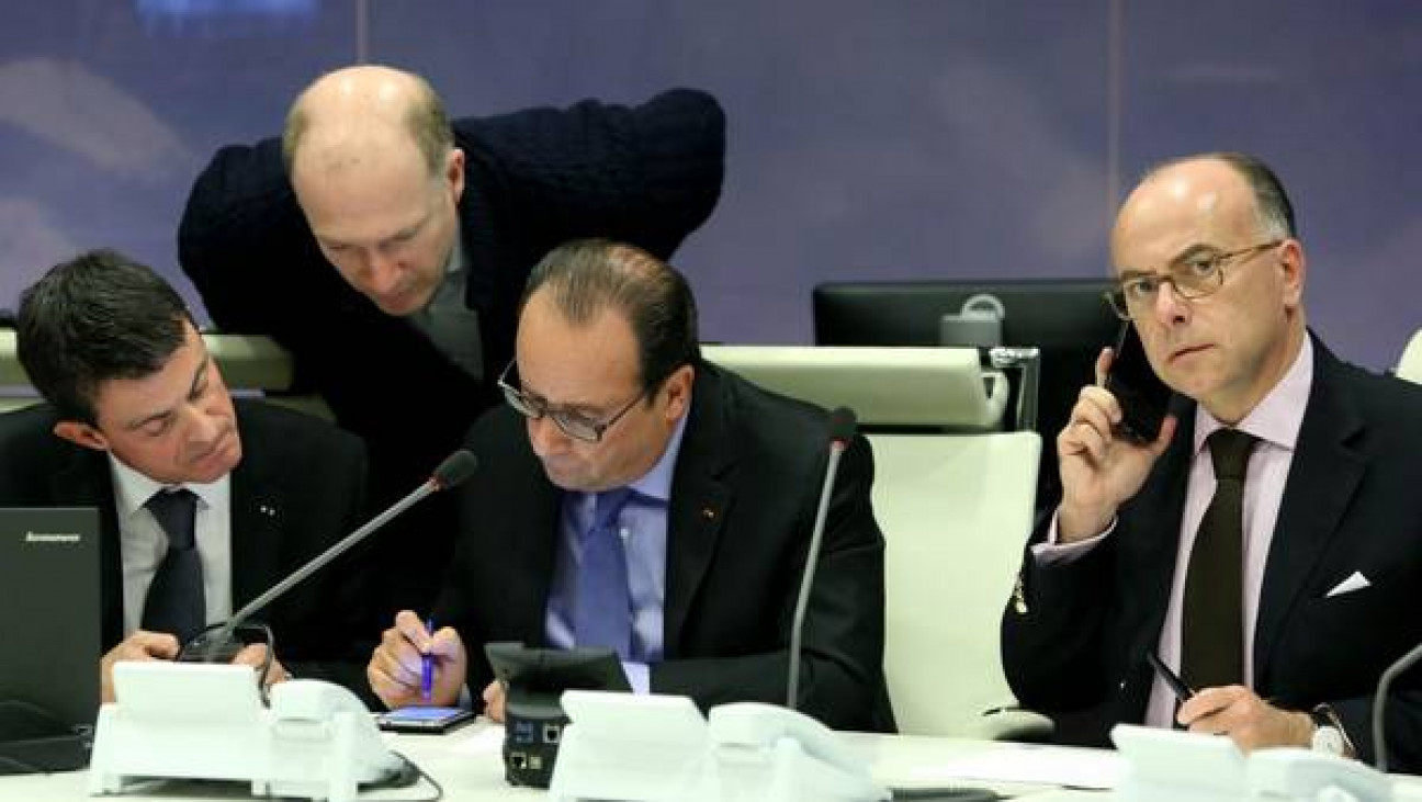 imagen Hollande despliega a los militares y cierra fronteras