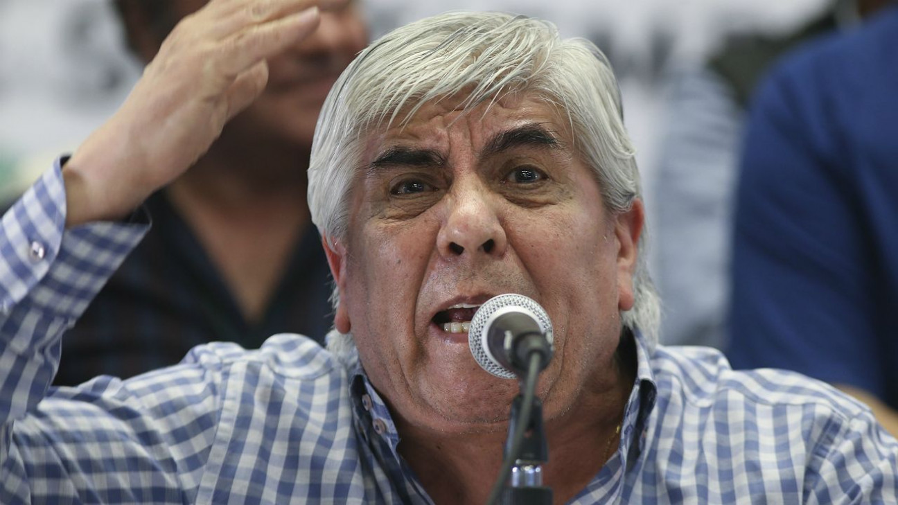 imagen Moyano pide el 17 % en la reapertura paritaria y amenaza con un paro