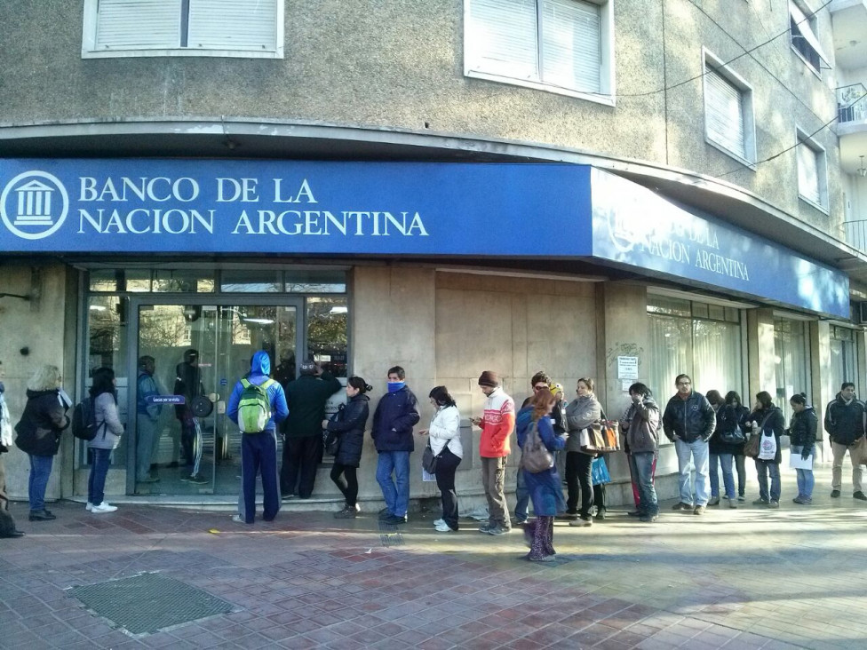imagen Multaron a dos bancos por colas de más de media hora