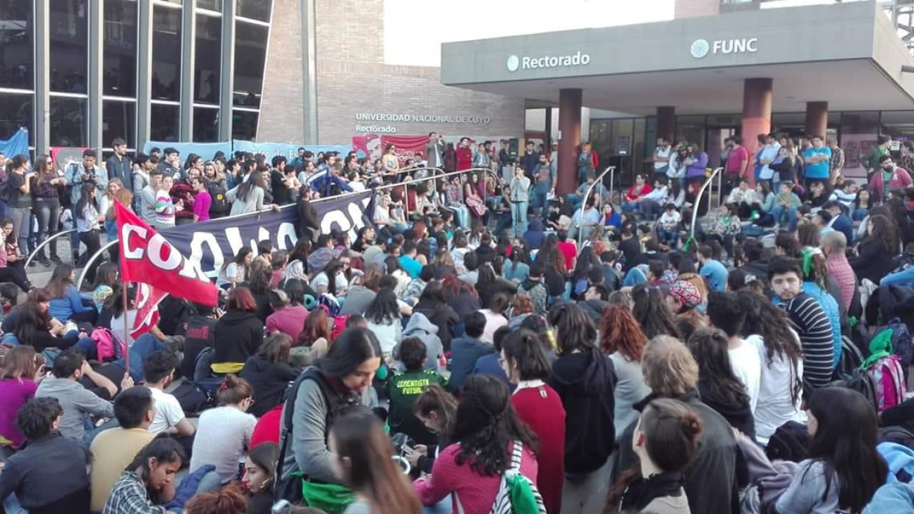 imagen UNCUYO: asamblea define acciones de apoyo a docentes universitarios