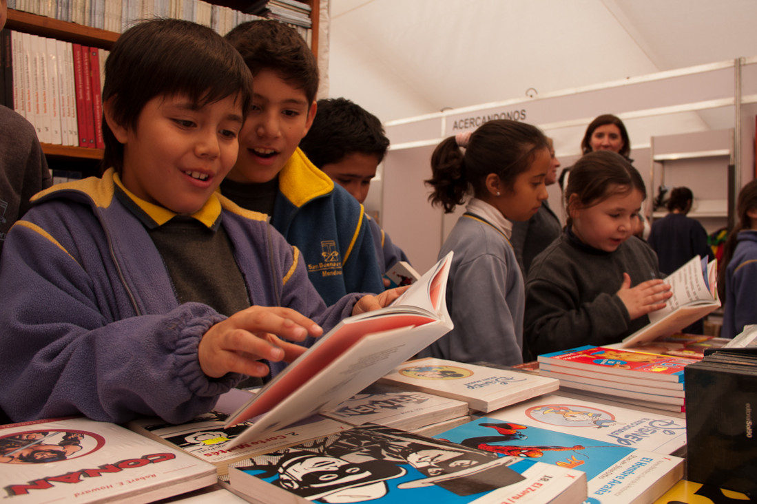 imagen Comenzó la Feria del Libro del Cuyum