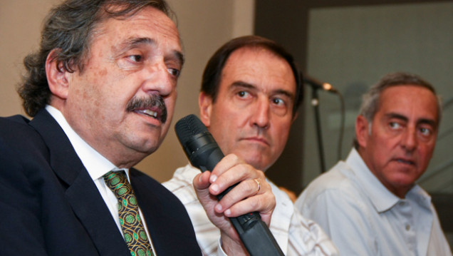 imagen Ricardo Alfonsín de campaña por Mendoza