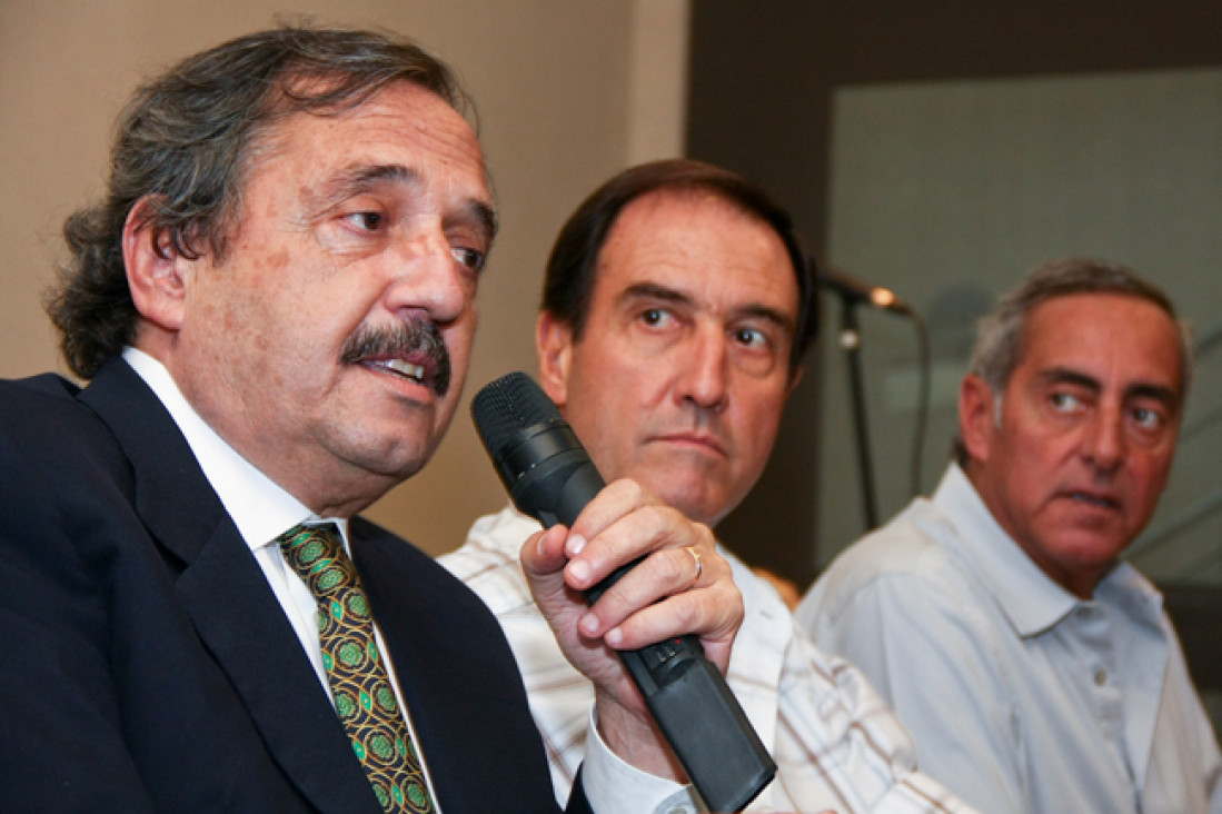 imagen Ricardo Alfonsín de campaña por Mendoza