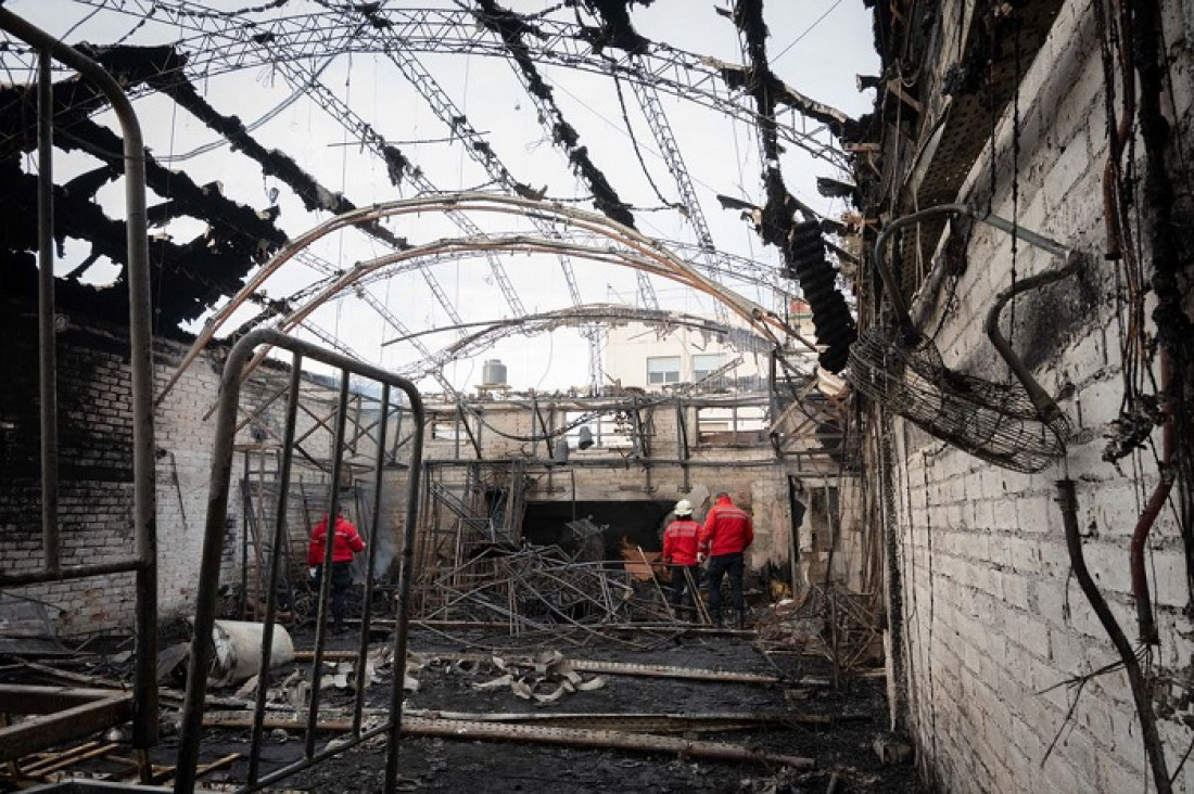 imagen El fuego destruyó la Enkosala y piden colaboración para reconstruir el teatro 