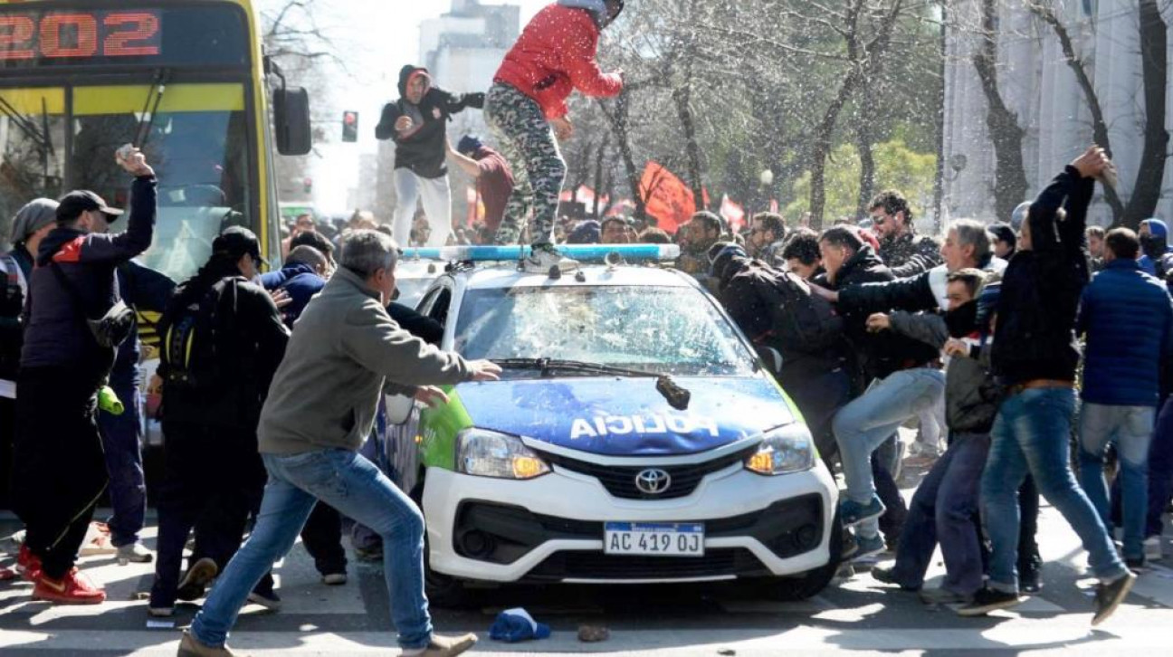 imagen Violentos incidentes en una protesta en la Casa de Gobierno bonaerense