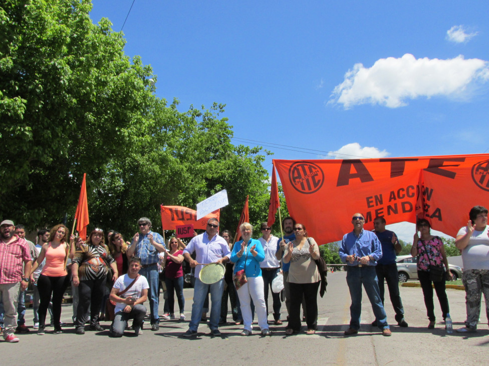 imagen Trabajadores del IUSP reclaman sueldos
