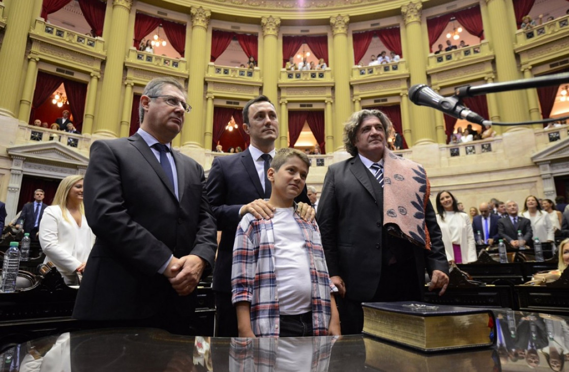 imagen Ramón juró su banca con la frazada al hombro