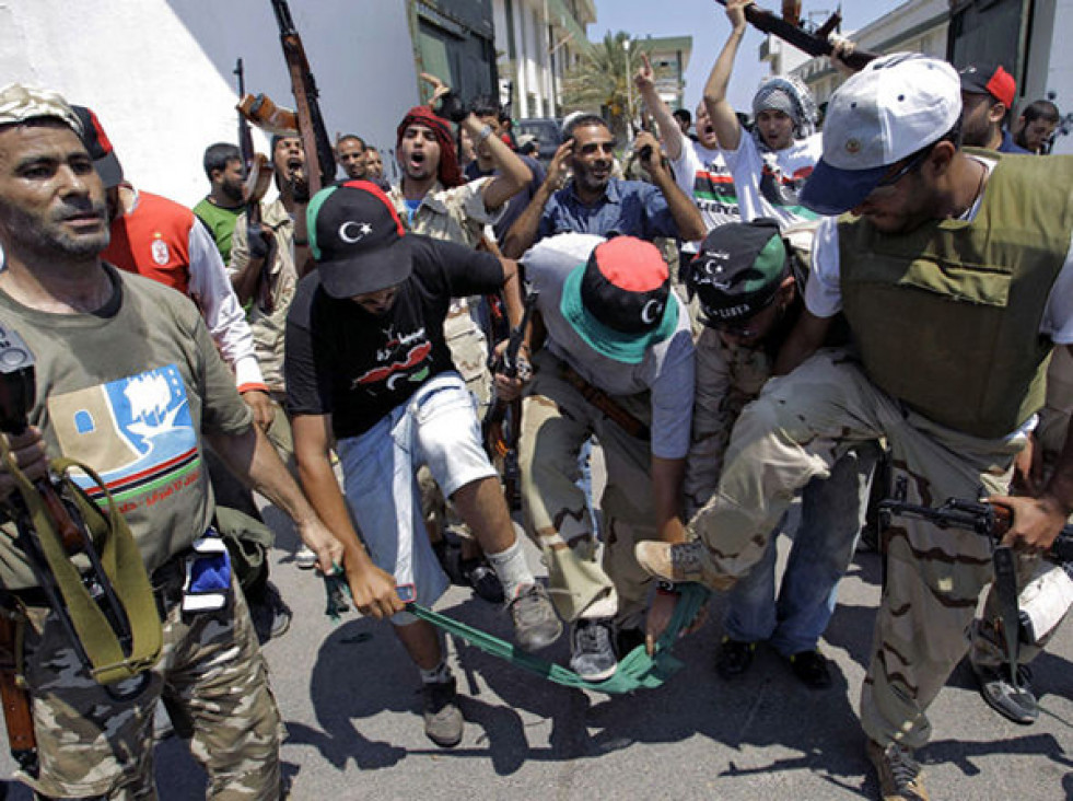 imagen Rebeldes controlan gran parte de Trípoli y se recrudecen los combates