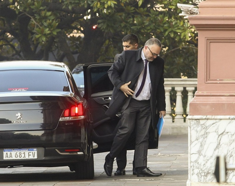 imagen Kulfas: "Pagaremos el 50% de los salarios de las empresas"