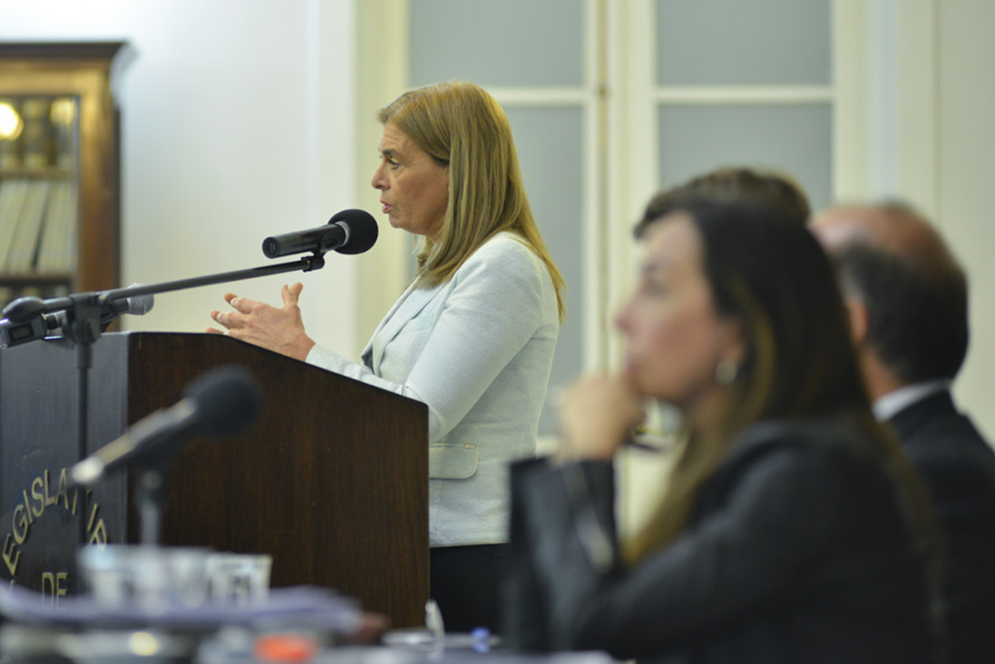 imagen Montero no piensa en limitar el poder de los intendentes