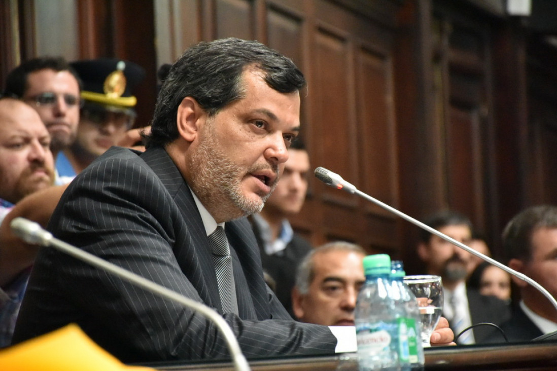 imagen Pérez paga los sueldos de noviembre con plata del gobernador electo Cornejo