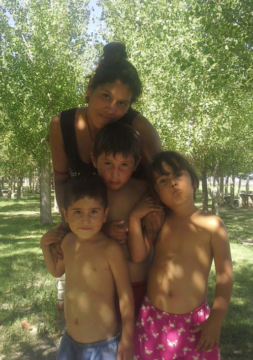 imagen Buscan a una mujer y sus tres hijos