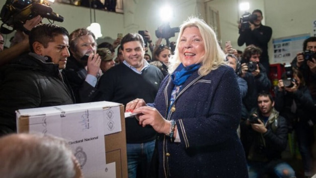 imagen Elisa Carrió votó entre gritos de apoyo y abucheos