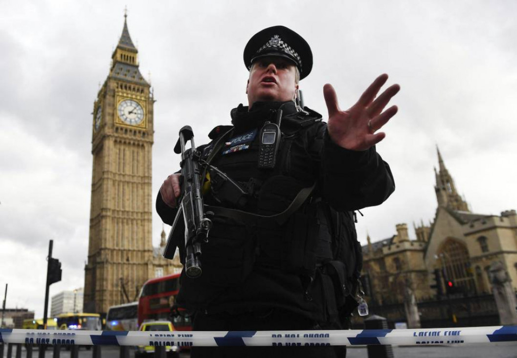 imagen Londres: apuñalan a un policía y atropellan a cuatro personas en la vereda del Parlamento