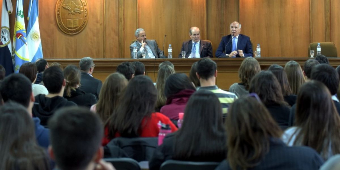 imagen La clase de Lorenzetti en la UNCUYO cuando era titular de la Corte