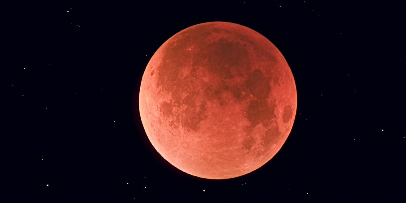 imagen El domingo podrá verse una súper luna roja