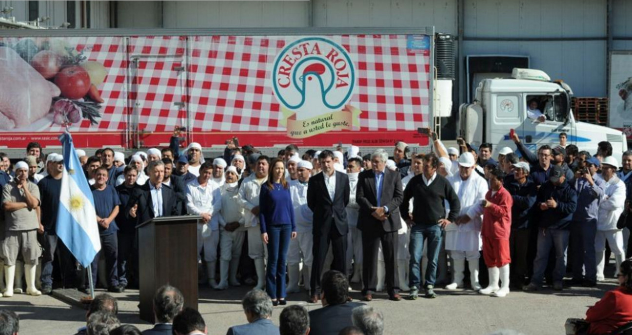 imagen Macri anuncia en la planta de Cresta Roja el veto a la ley antidespidos