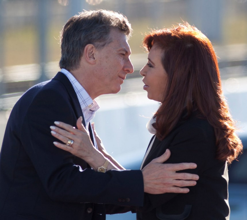 imagen Cristina ya llamó a Macri y lo recibirá el martes en Olivos
