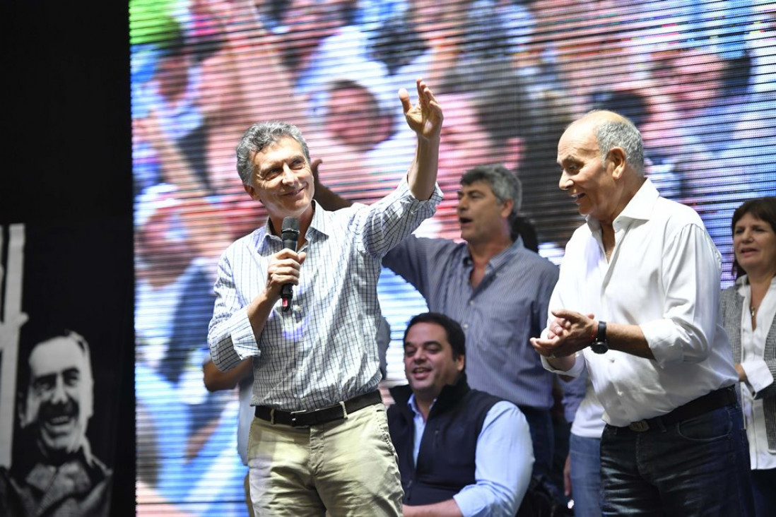 imagen Junto al Momo Venegas, Macri anunció "empalme" para salir de los planes