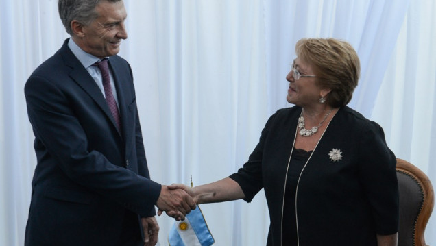 imagen Macri viajó a Chile y lo llevó a Cornejo