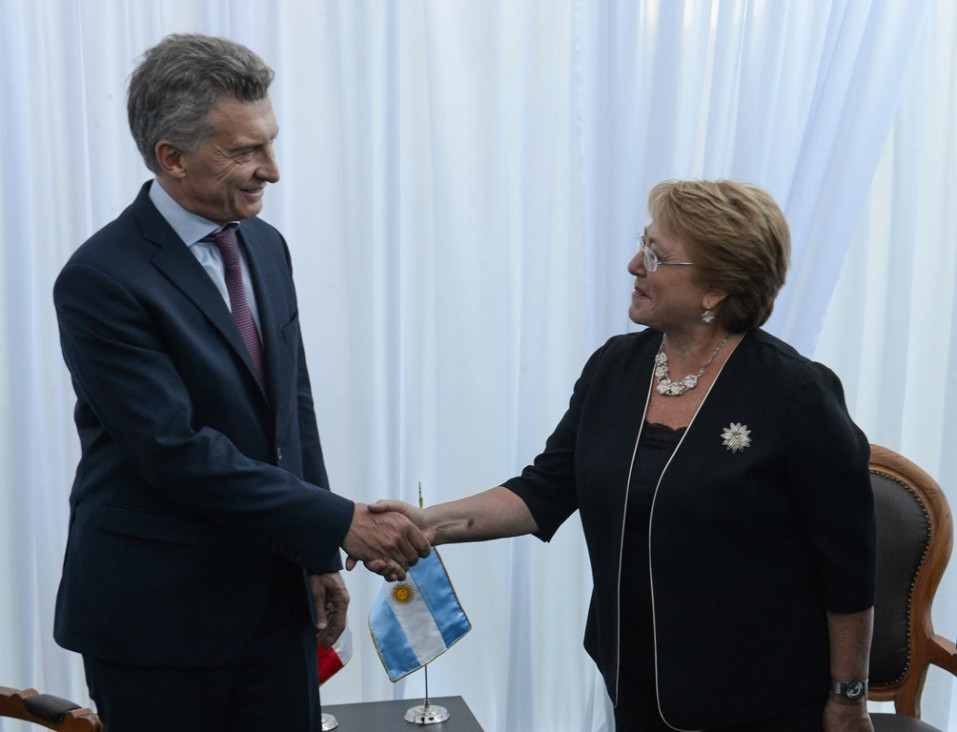 imagen Macri viajó a Chile y lo llevó a Cornejo