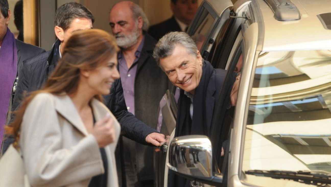 imagen Operarán otra vez a Macri de la rodilla derecha