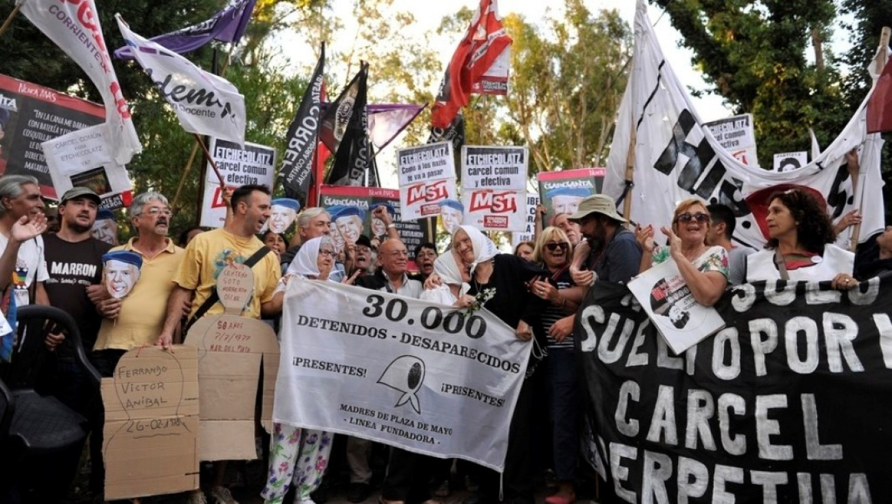 imagen Marcha masiva en contra de la prisión domiciliaria a Etchecolatz