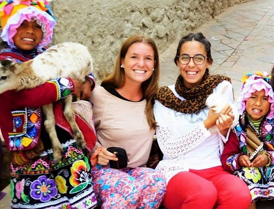 imagen El jueves llegan al país los cuerpos de las chicas asesinadas en Montañita