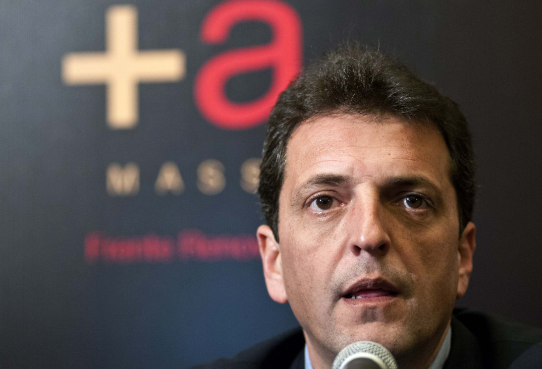 imagen Massa, en modo oportunista, le "pone el oído en la víctima"