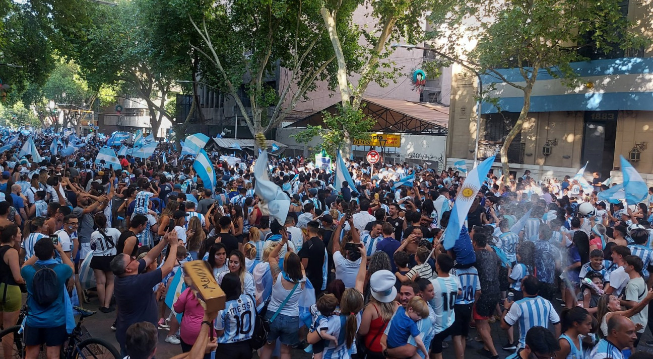 imagen Locura en Mendoza: la hinchada argentina salió a celebrar el pase a la final