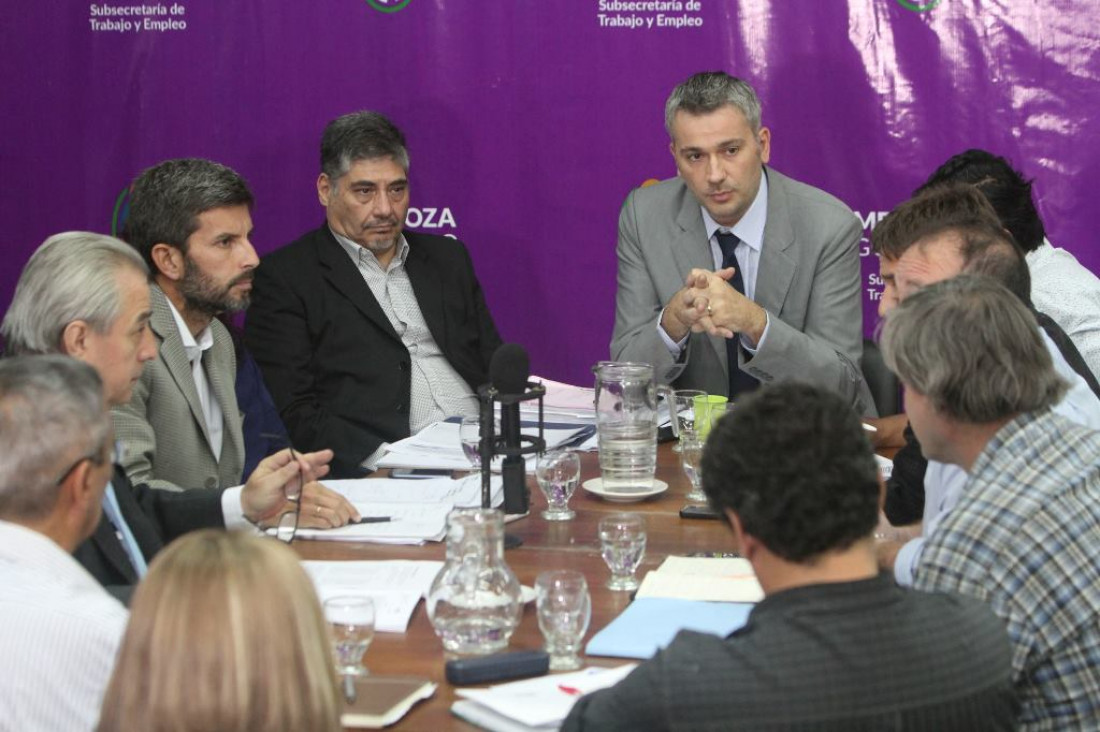 imagen Estatales: cerca del aumento por decreto y con división de los gremios