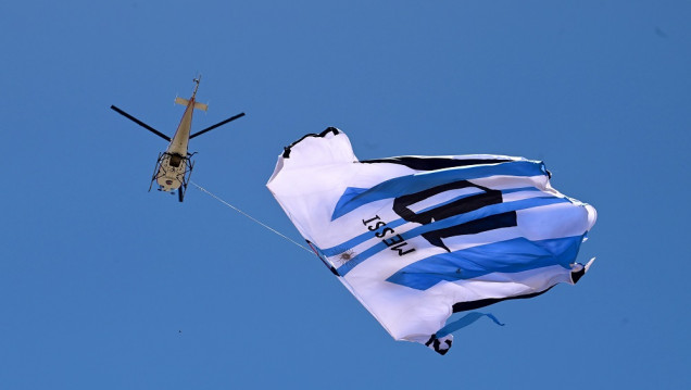 imagen La camiseta de Messi más grande del mundo flameó en el cielo argentino